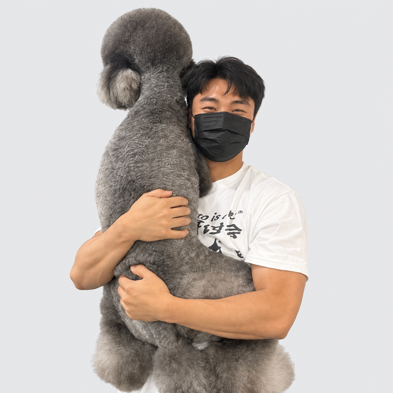 퍼피살롱 원장 이재영이 회색 강아지를 안고 있는 모습